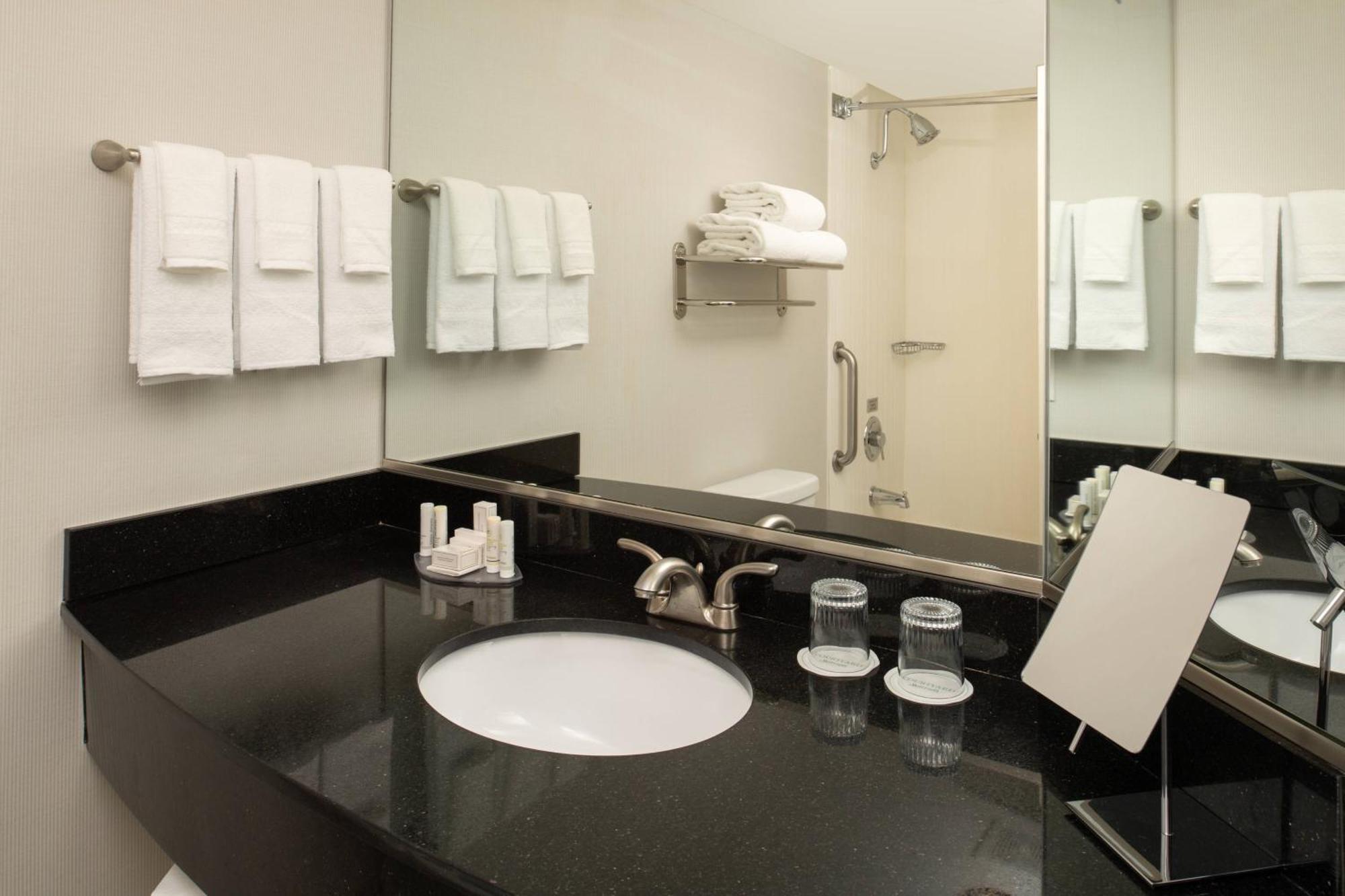 Courtyard By Marriott Portland Airport Hotel Exterior foto